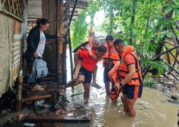 10 dead, 400,000 evacuated as fresh storm batters Philippines