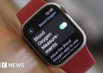 Apple Watch 9 displays the blood-oxygen level detection settings.