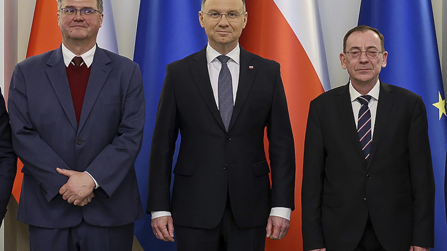 Poland’s pro-EU government and opposition disagree on whether 2 pardoned lawmakers can stay on