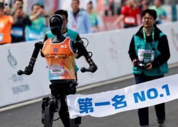 21 robots join thousands of real human beings in Chinese half-marathon