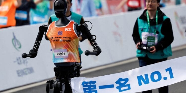 21 robots join thousands of real human beings in Chinese half-marathon