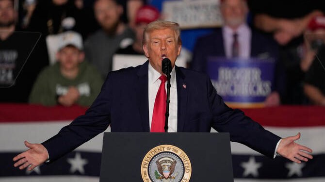 Trump Announces U.S. Naval Movement Toward Iran, Urges Deal