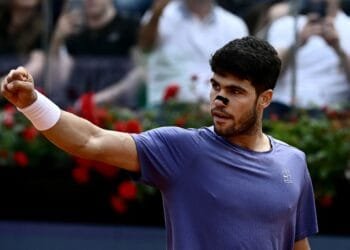 Alcaraz sweeps past Draper, Gauff and Stearns enter semis