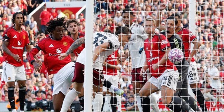 Arsenal capitalise on Bayindir error to win 1-0 at Manchester United