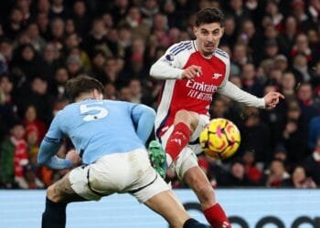 Arsenal keep title hunt alive with 5-1 hammering of Manchester City