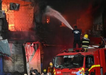 At least six killed in Pakistan as fire rips through Karachi shopping mall 2 At least six killed in Pakistan as fire rips through Karachi shopping mall