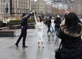 Beijing simplifies marriages to encourage Chinese to wed