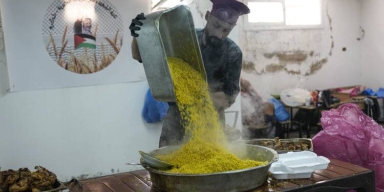 Charity kitchen brings hope to displaced Palestinians during Ramadan