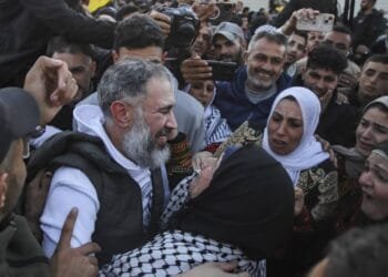 Crowds cheer, families hug as Palestinian prisoners released