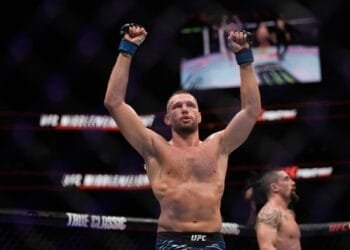 De Ridder beats Whittaker in split decision at UFC Abu Dhabi