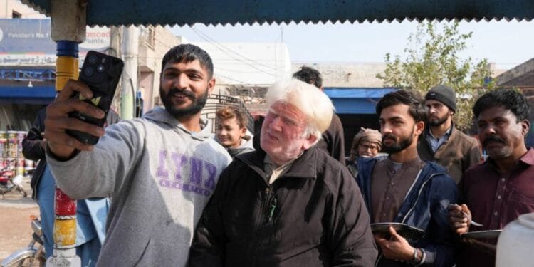 Donald Trump look-alike sings to sell pudding in Pakistan 1 Donald Trump look-alike sings to sell pudding in Pakistan