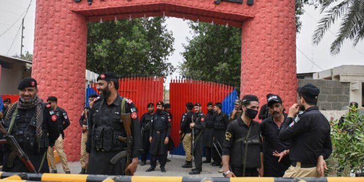 Earthquake sparks mass escape from Pakistan prison