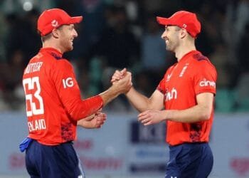England down India to keep T20 series alive