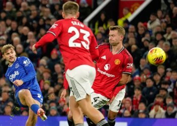 Everton beat Man Utd despite Gueye seeing red for slapping teammate