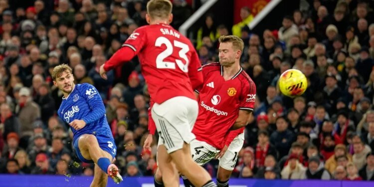 Everton beat Man Utd despite Gueye seeing red for slapping teammate