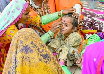 tattoo artist guddi manthar draws an indigenous tattoo on seven year old champa s face at the jogi colony in umerkot photo afp