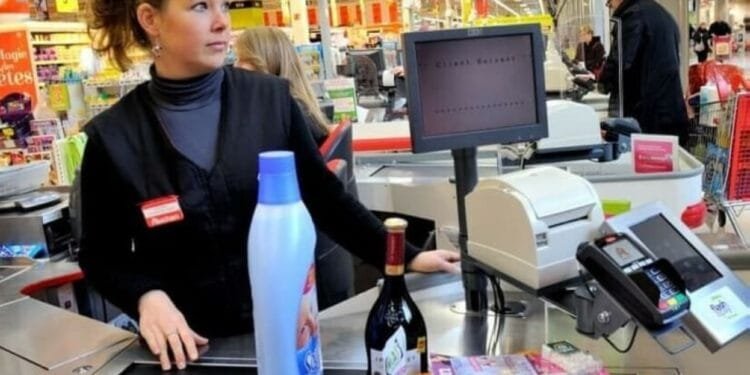 French household confidence dips slightly, spending optimism intact