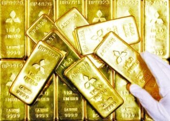 Gold holds near 1-month peak