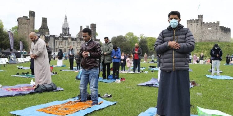 Hate attacks in UK 'target' Muslim men more than women