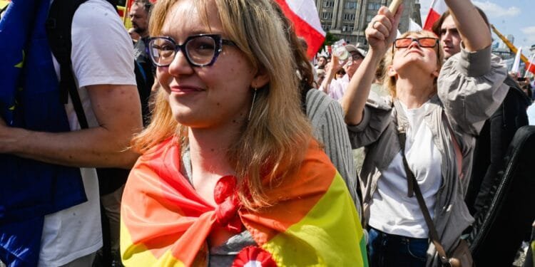 High stakes as Poland heads to round two of presidential election