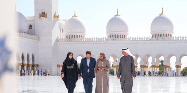 Iranian Vice President visits Sheikh Zayed Grand Mosque
