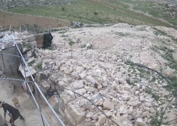 Israeli settlers seen on camera assaulting a Palestinian village. Police arrest only Palestinians