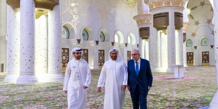 Lebanon PM visits Sheikh Zayed Mosque