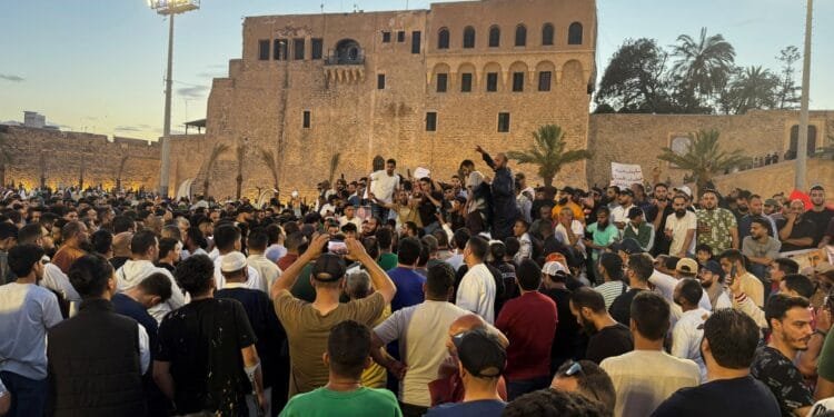 Libyan ministers resign as protesters call for government to step down