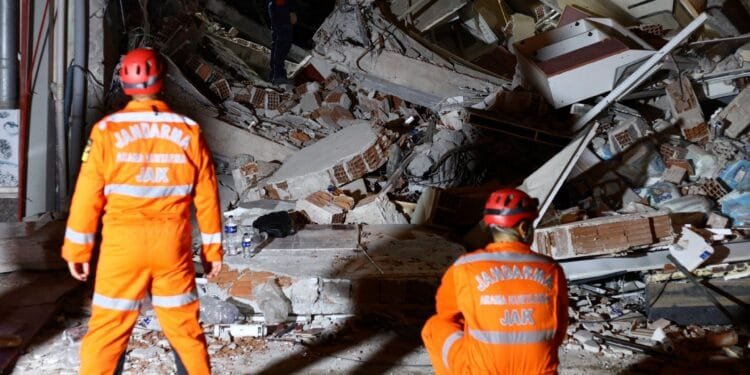 Magnitude 6.1 earthquake hits western Turkiye, killing one