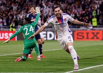 Man Utd held by late Lyon Europa League goal; Tottenham draw, Chelsea win