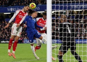 Merino strikes to earn Arsenal bruising 1-1 draw against 10-man Chelsea