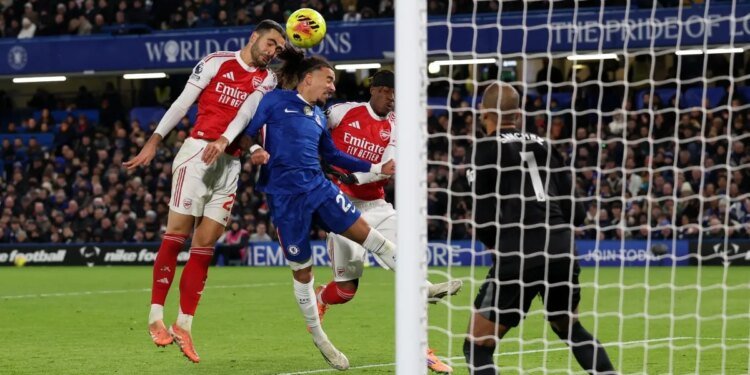 Merino strikes to earn Arsenal bruising 1-1 draw against 10-man Chelsea