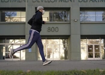 More Americans file for unemployment benefits last week, continuing claims highest in 3 years