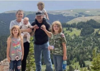 Mother shoots her four daughters before committing suicide in America