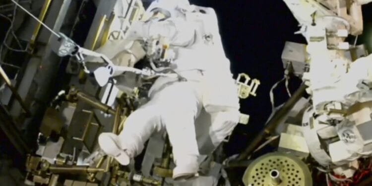 NASA’s stuck astronaut steps out on a spacewalk after 7 months in orbit 1 NASA’s stuck astronaut steps out on a spacewalk after 7 months in orbit