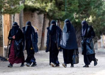 New generation of Afghan women shift from burqa