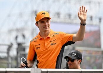 Oscar Piastri signs new F1 contract with McLaren
