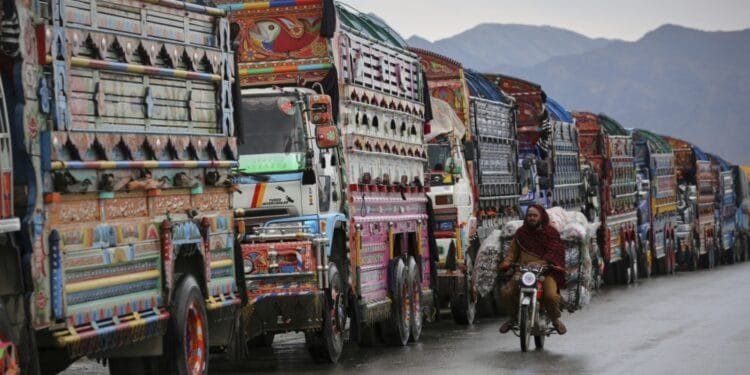 Pak-Afghan border clashes ease, thousands seek shelter