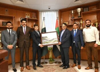 Pak, Bangla Consuls General talk relations