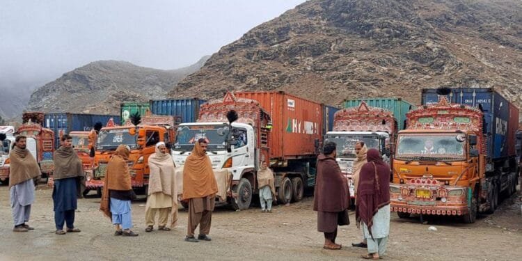 Pakistani, Afghan security forces clash at closed main border crossing