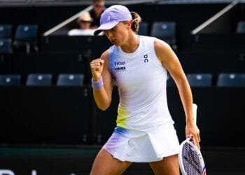 Paolini survives Fernandez scare, Swiatek beats Azarenka to reach quarters