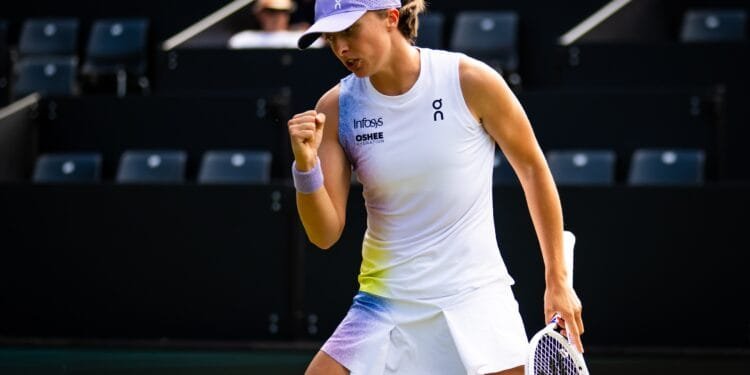 Paolini survives Fernandez scare, Swiatek beats Azarenka to reach quarters