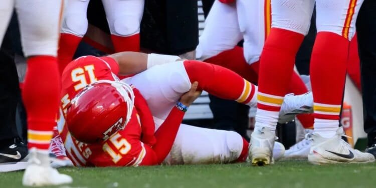 Patrick Mahomes suffers knee injury in Chiefs’ game against Chargers
