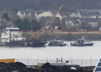 Pilots have reported repeated close calls similar to fatal collision near DC airport