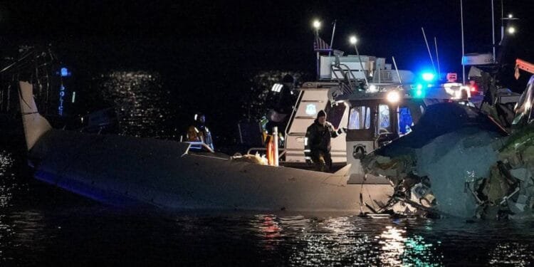 Plane carrying more than 60 collides with helicopter, crashes in Washington 1 Plane carrying more than 60 collides with helicopter, crashes in Washington