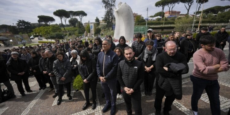 Pope thanks doctors, healthcare workers