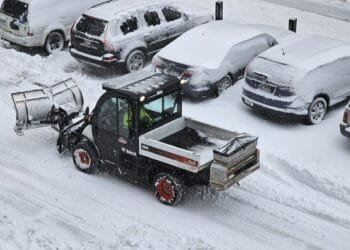 Powerful US storms create blizzard conditions and threaten to spawn more tornadoes