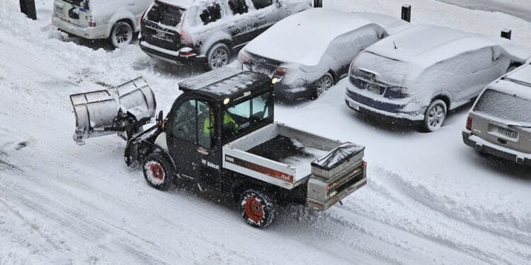 Powerful US storms create blizzard conditions and threaten to spawn more tornadoes 1 Powerful US storms create blizzard conditions and threaten to spawn more tornadoes