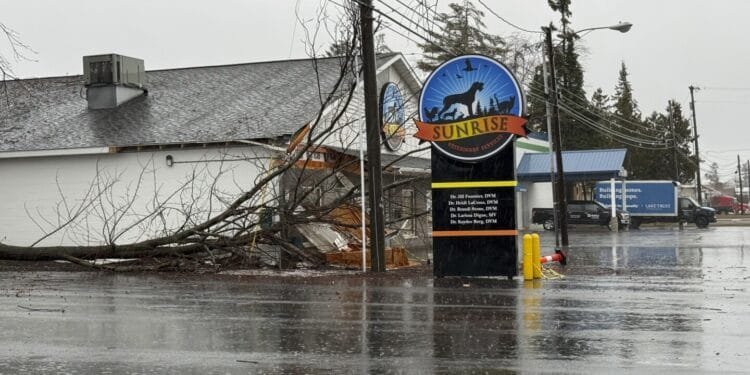 Rain turns to ice, cuts power in Great Lakes region while Tennessee braces for wild weather 1 Rain turns to ice, cuts power in Great Lakes region while Tennessee braces for wild weather