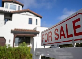 Sales of US existing homes slip slightly in August